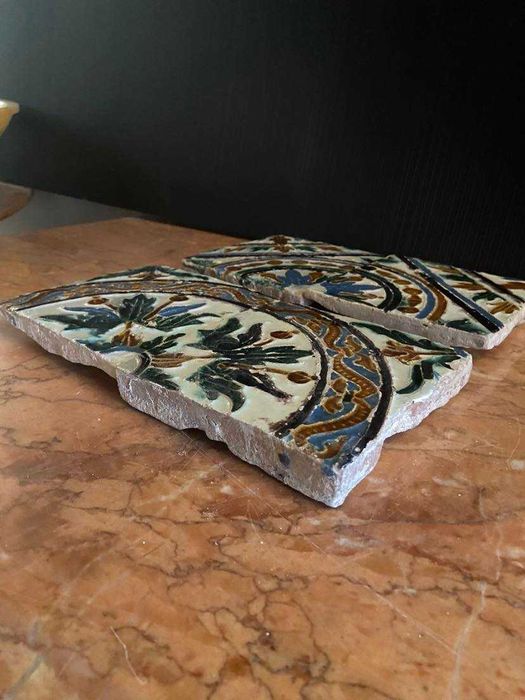 Duas meias-quadras de azulejos hispano-árabes Sec. XVI