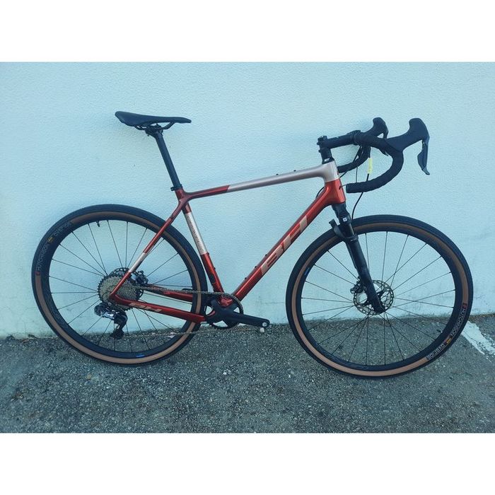 Bicicleta de exposicao de gravel de carbono