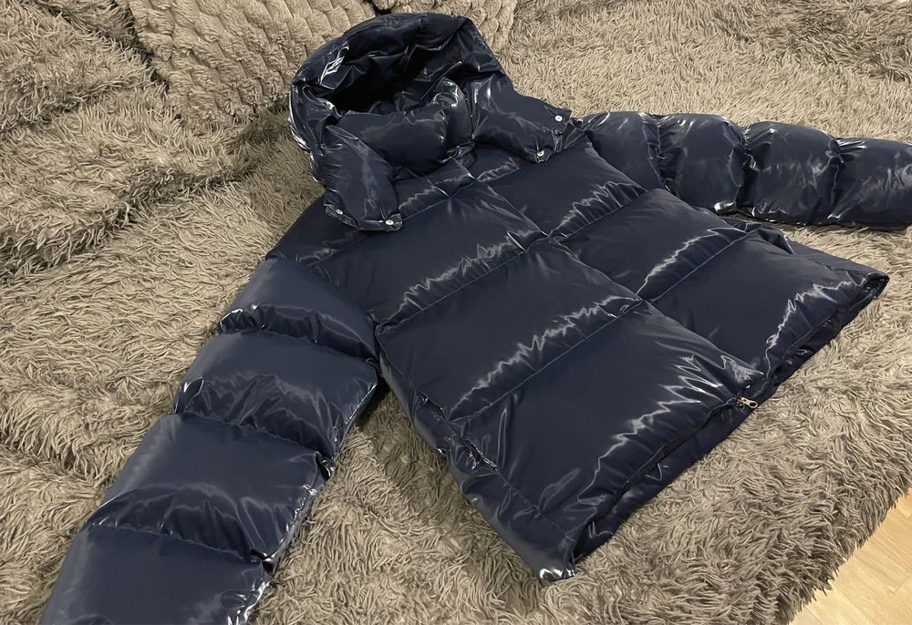 Темно-синій зимовий пуховик