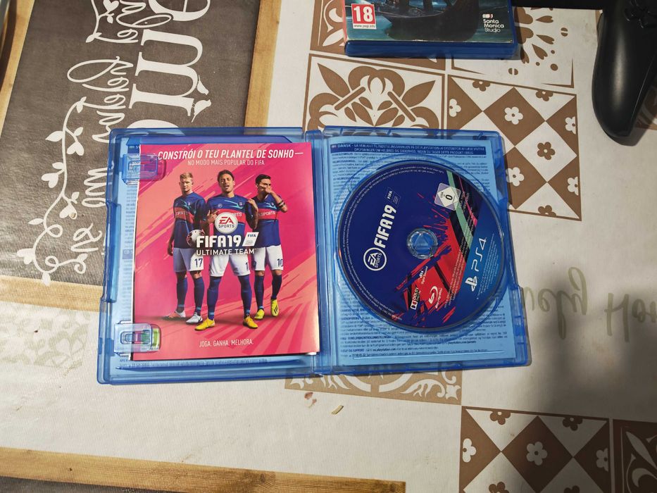 PS4 slim 1TB com dois jogos e TV 32 polegadas.