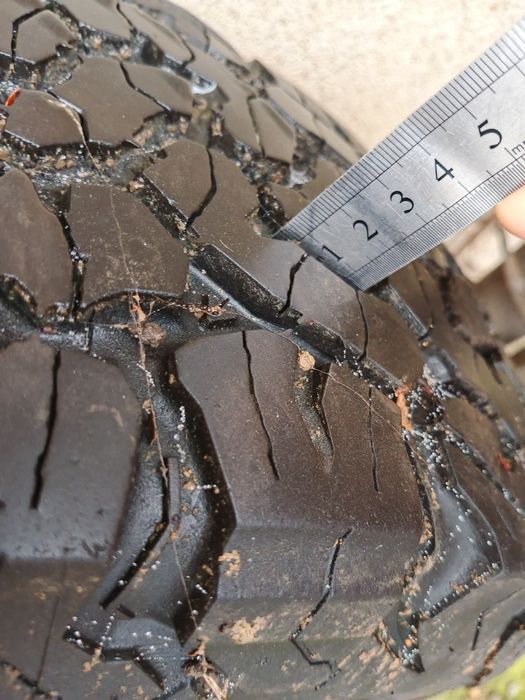 Грязевая  резина  215  65 р16