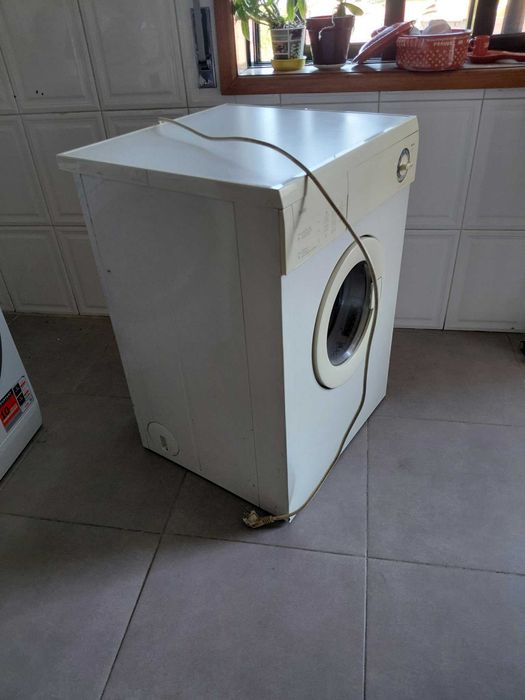 Máquina de secar roupa Zanussi de 4 quilos de capacidade