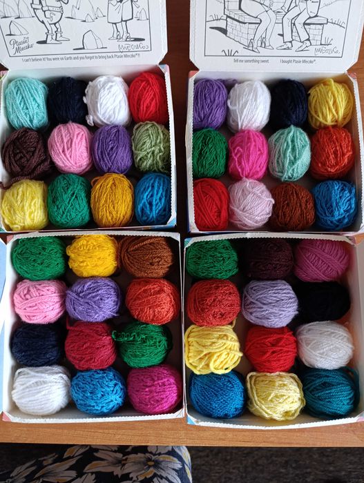 Włóczka na szydełko lub na druty - 10 zł. za 12 kuleczek