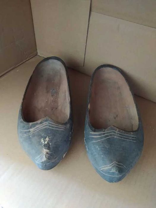 Sapatos Antigos de Madeira