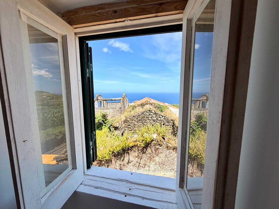 Moradia T2 + 1 (sótão) com vista mar e terreno 2.260 m² — Santana