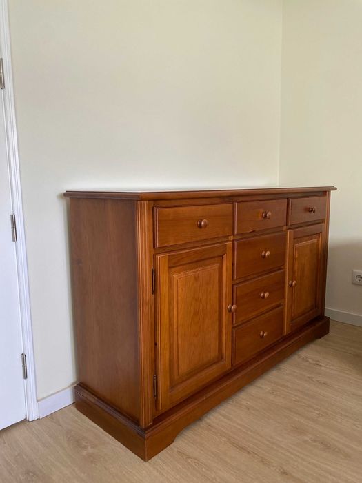 Aparador em madeira maciça Novo
