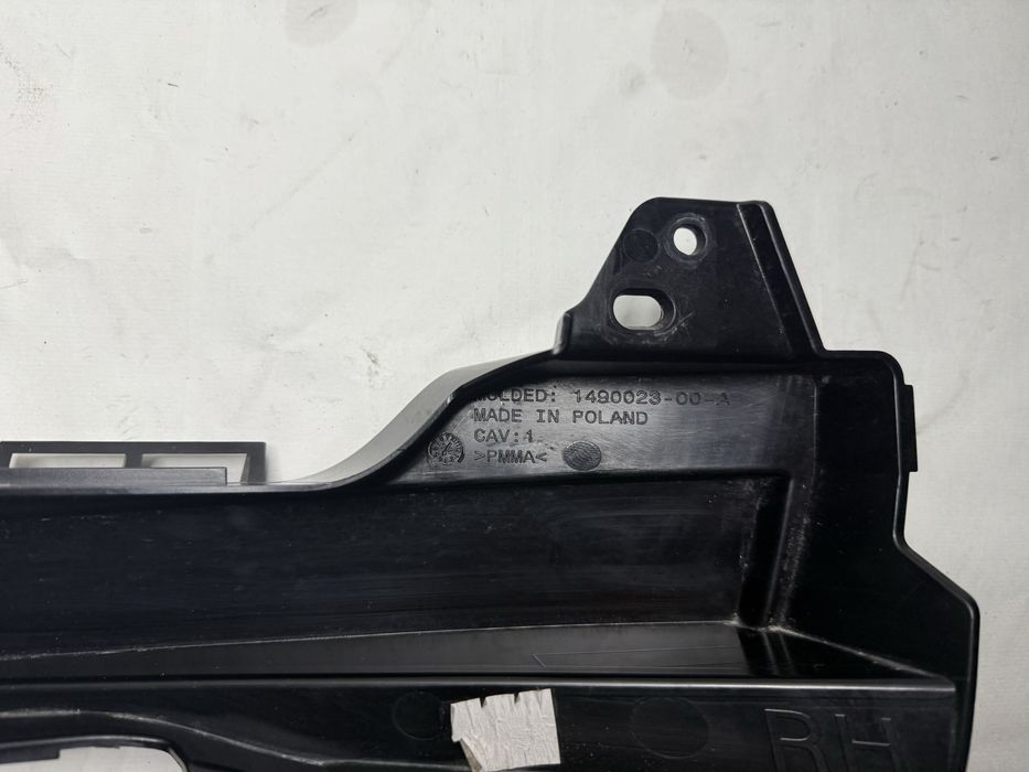 Tesla Model 3 заглушка протитуманної фари права 1490023-00-A