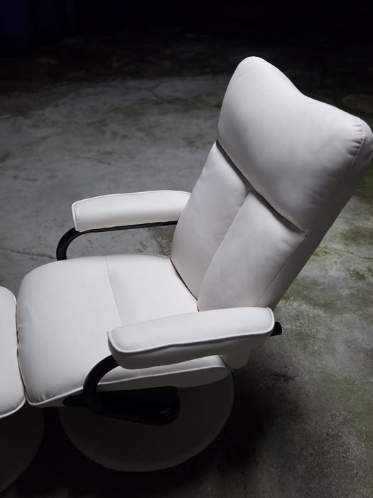Poltrona reclinável branca com puff — ótima condição