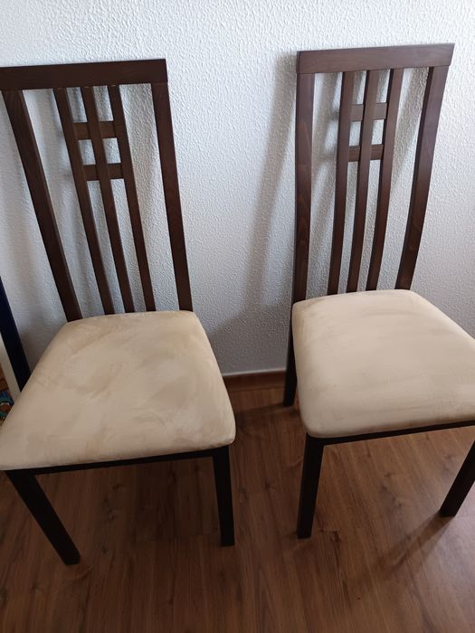 Quatro cadeiras de jantar