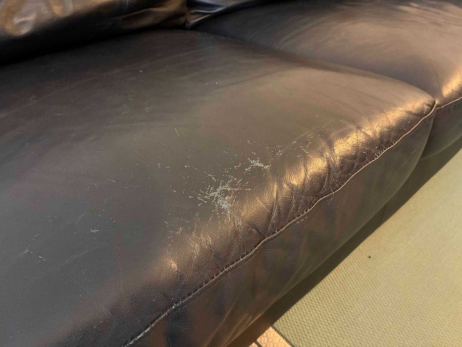 Sofá em pele preto com chaise long