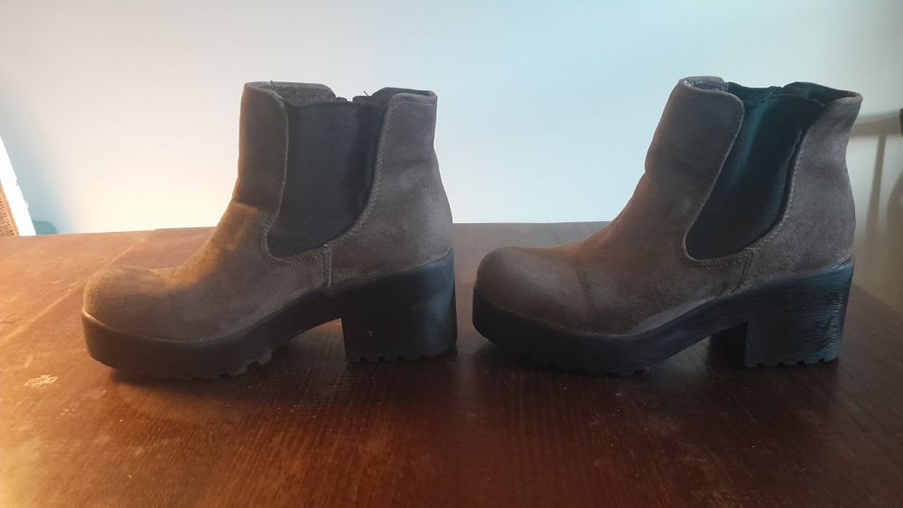 Botas camurça cinzento acastanhadas sola alta de borracha