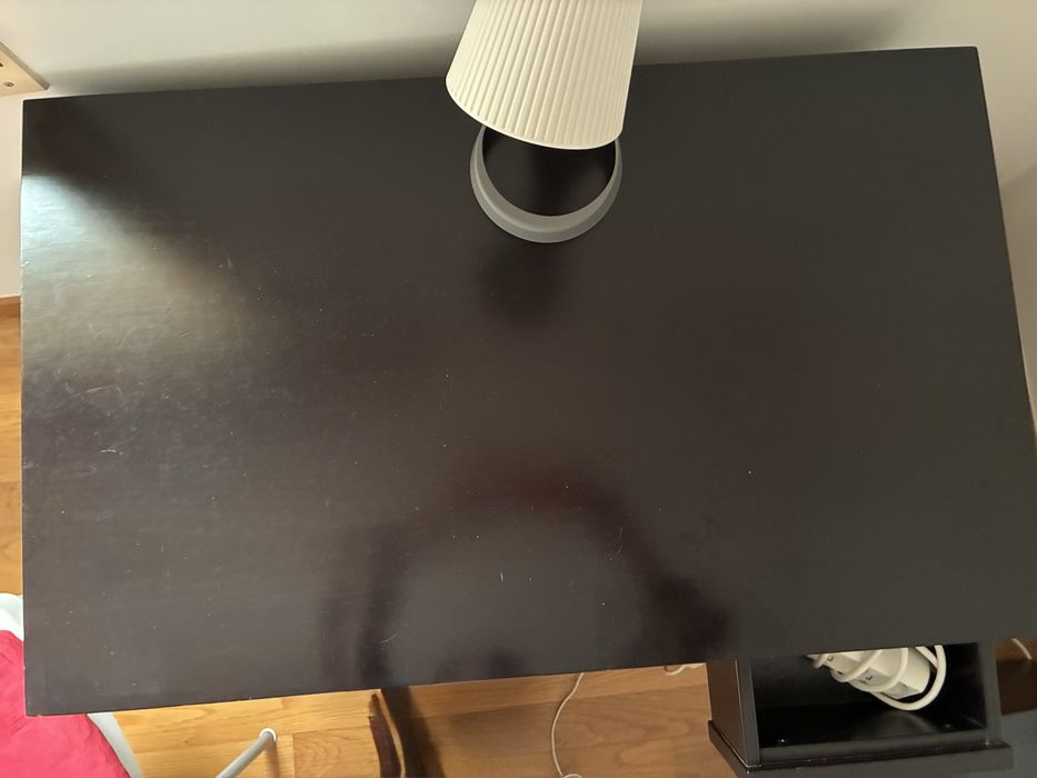 Conjunto de móveis de quarto em madeira maciça de cor castanha escura