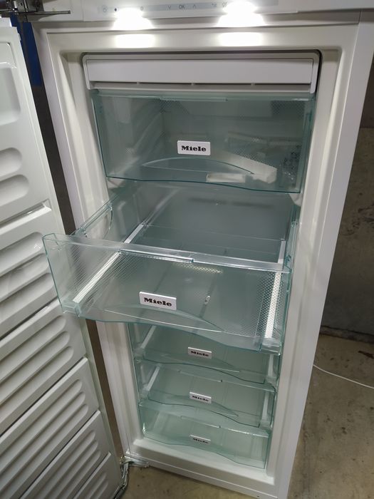 Морозильна камера Miele FNS 35402 i
