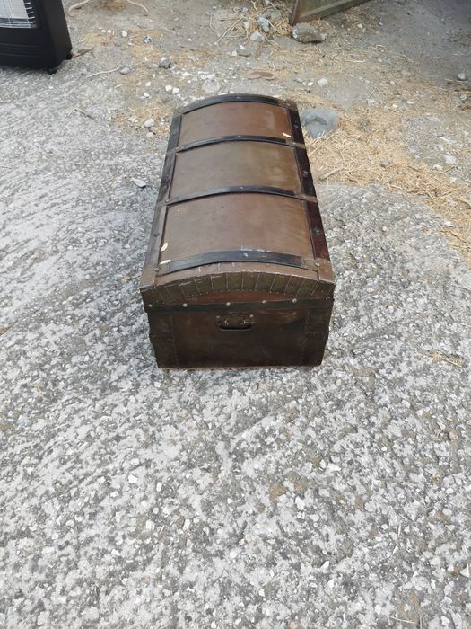 arca de viagem,fim do se xlx princípios do se XX,arca de madeira,forrada em folhas de chapa e tampo abobado,com ferragens