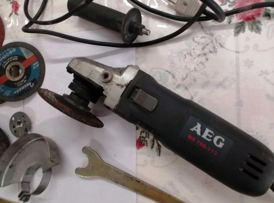 Rebarbadora AEG , WS700-115, o lote por 10€