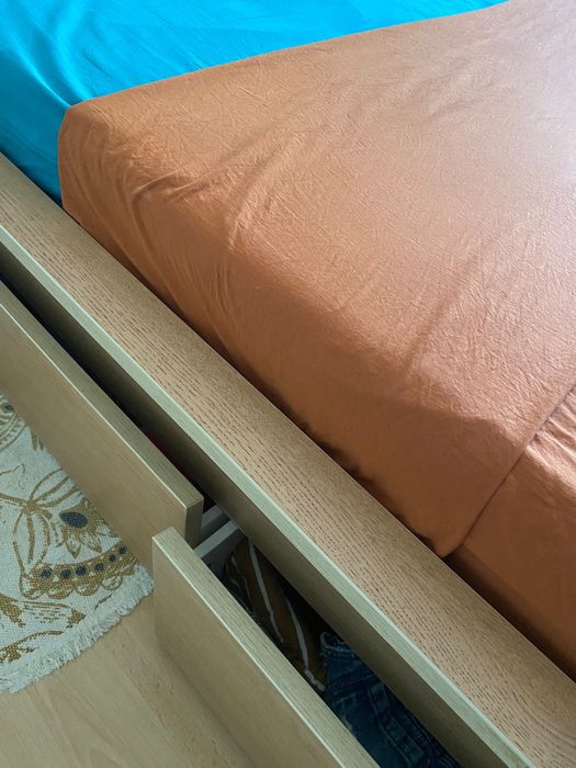 Cama casal em bom estado
