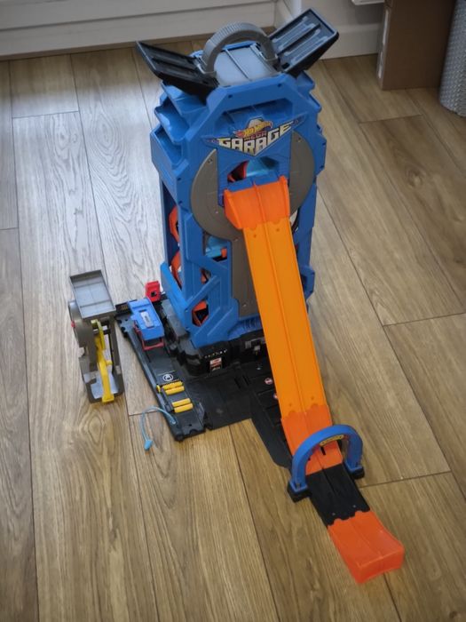 Sprzedam hot wheels mega garaż