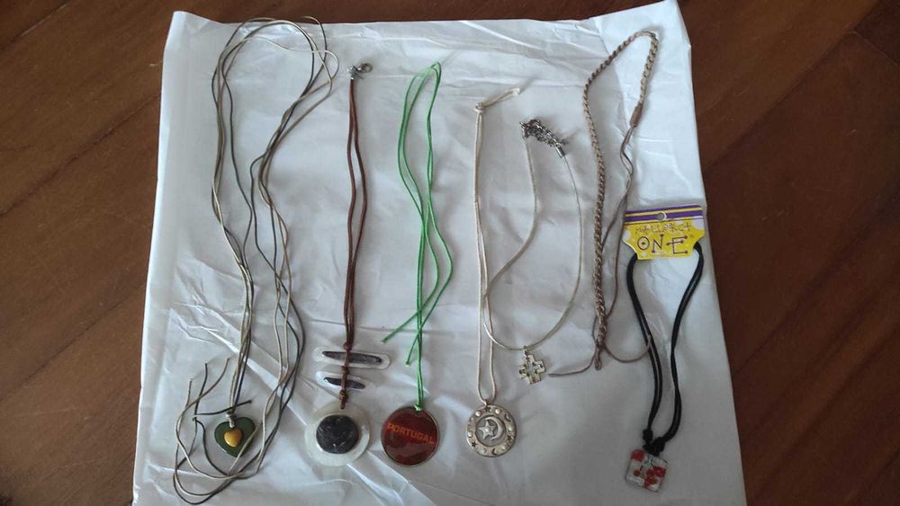 Fios e colares diversos: 22 exemplares