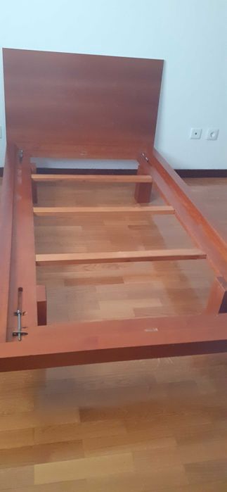 Cama de solteiro em madeira maciça