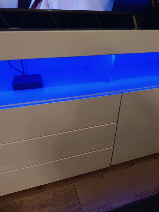 Biała komoda led