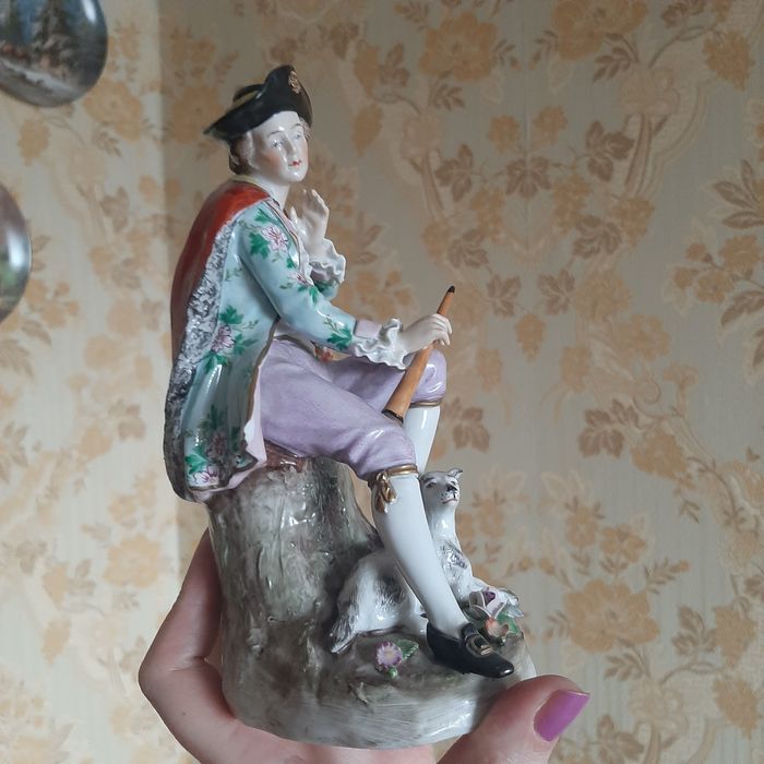 Статуэтка фарфоровая