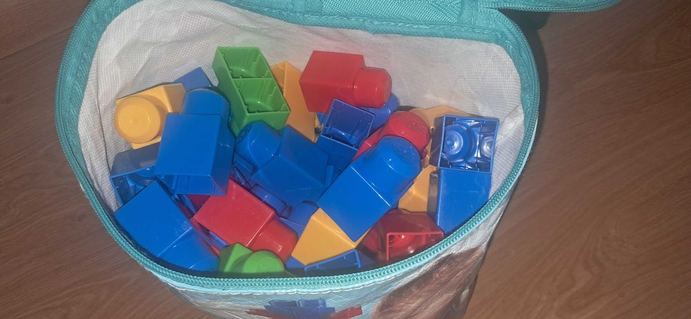 Saco com 60 peças Mega Blocks