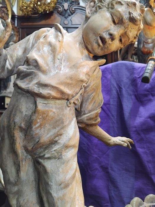 Candeeiro Escultura antiga de menino em terra-cota e madeira