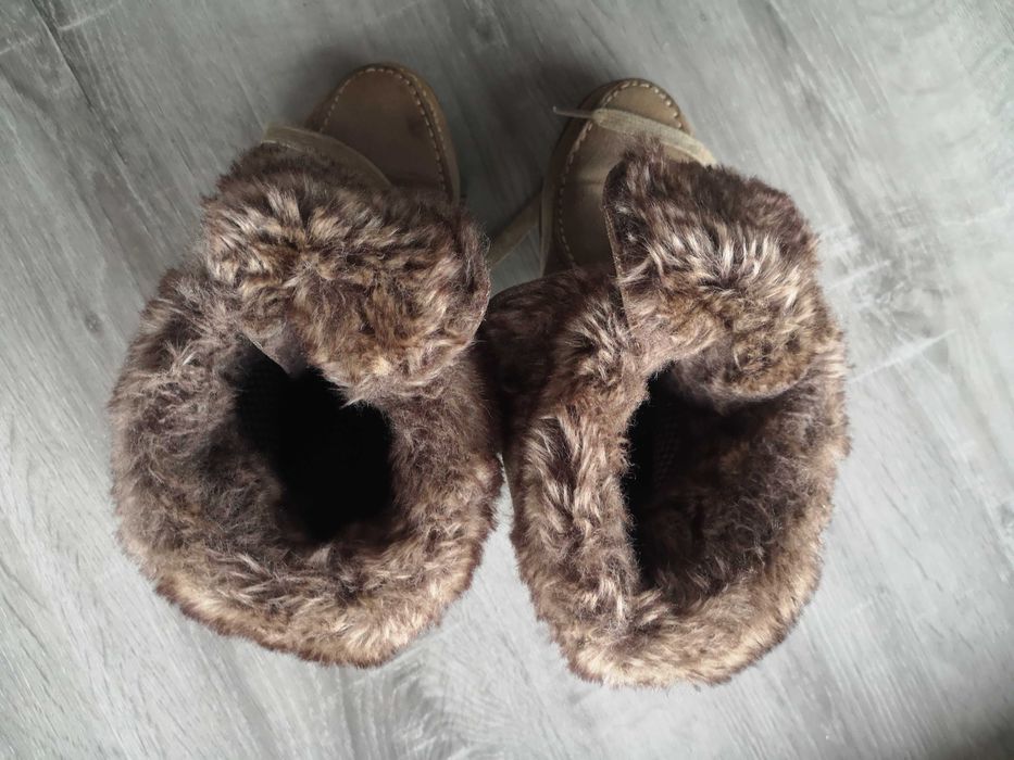 Botins de camurça beje, com pêlo por dentro e salto alto; Natura, 36