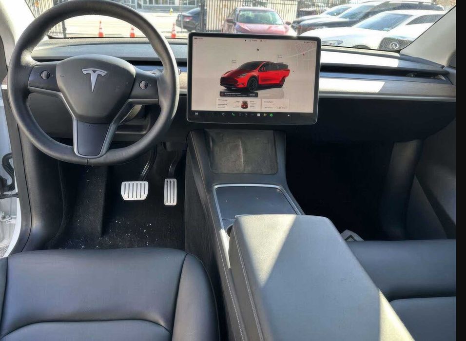 Tesla Model Y      2023