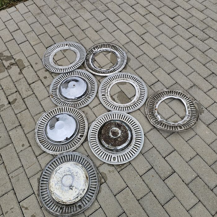 Warszawa 223/224   5kołpaki  metalowe plus 8szt ozdobnych do samochodu