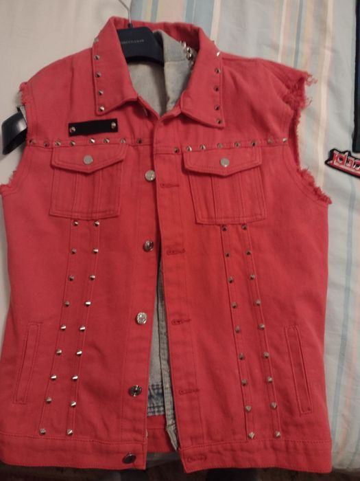 Colete ganga sem mangas vermelho com rebites