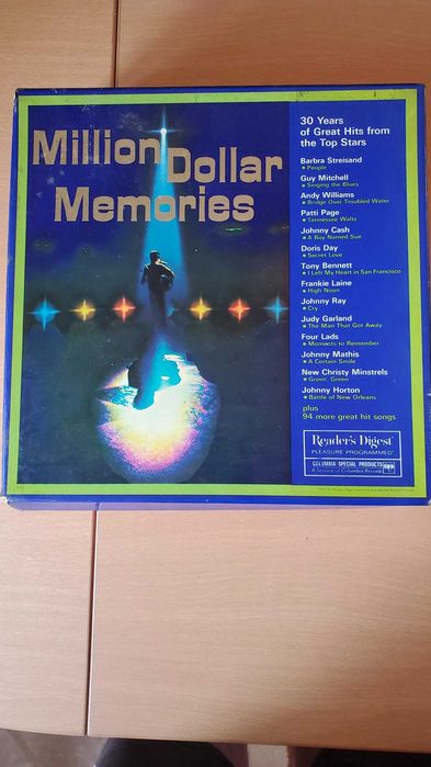 Vendo 3 caixas de coleção de discos vinil antigos, como novos