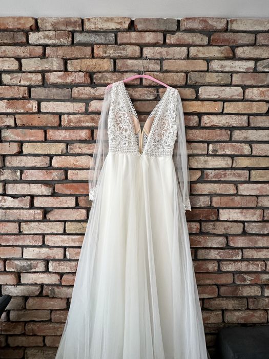 Suknia slubna z tiulowymi rekawkami