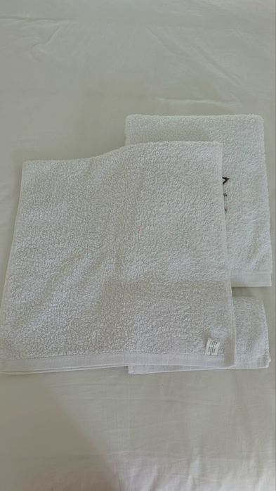 Conjunto de toalhas 100% algodão com letra “J” bordada