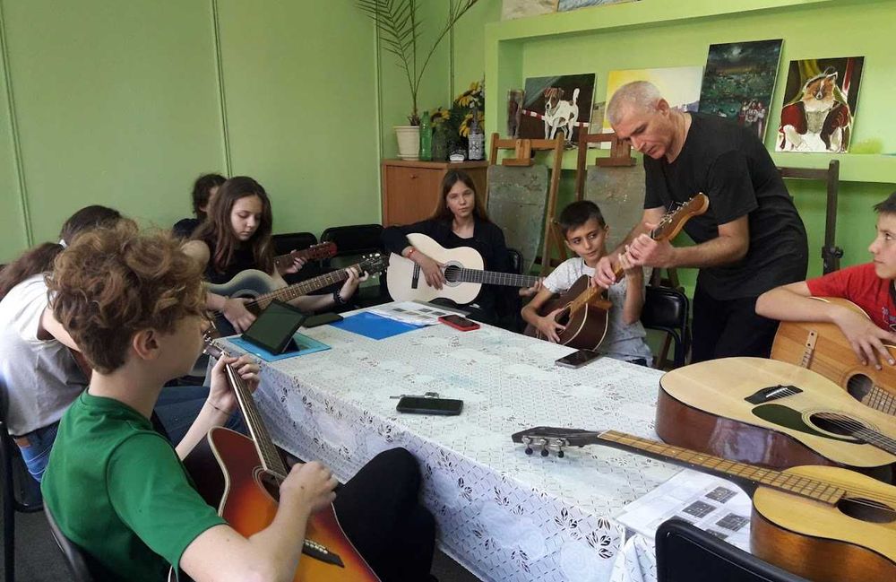 Уроки гри на гітарі. Уроки игры на гитаре. Обучение игре. Уроки гитары