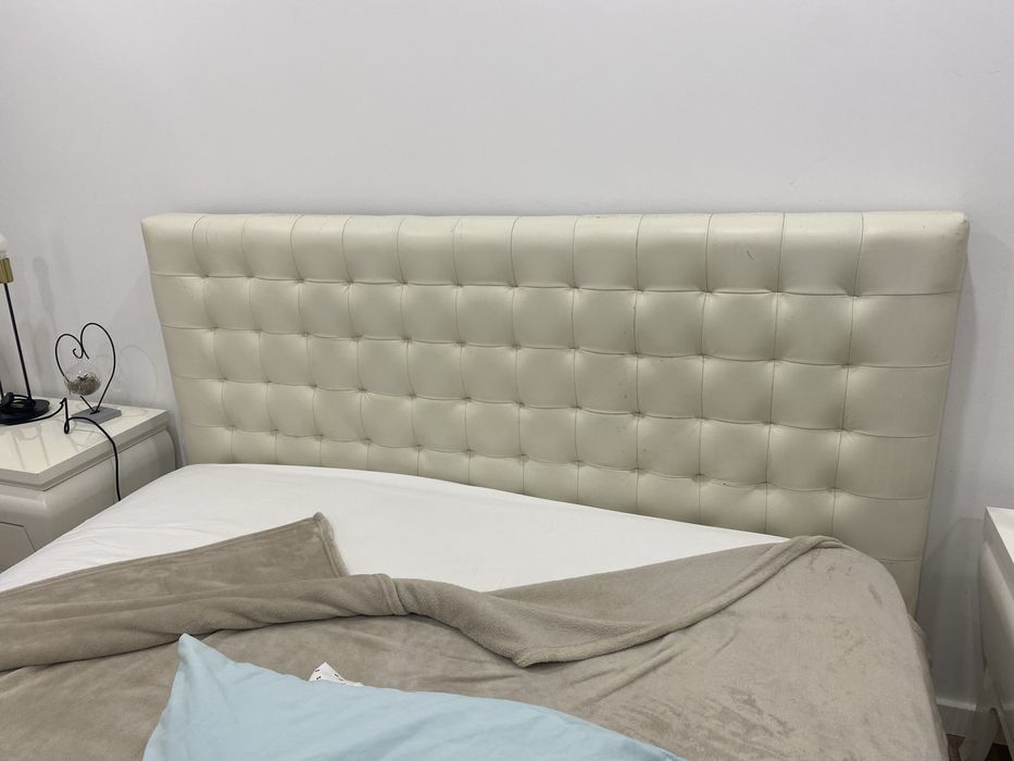 Cama casal com algumas marca de uso