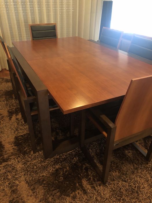 Mesa e 6 cadeiras em cerejeira e benguê da Cubiplan