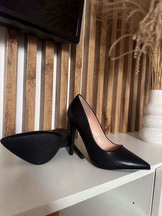 Nowe szpilki czarne czółenka