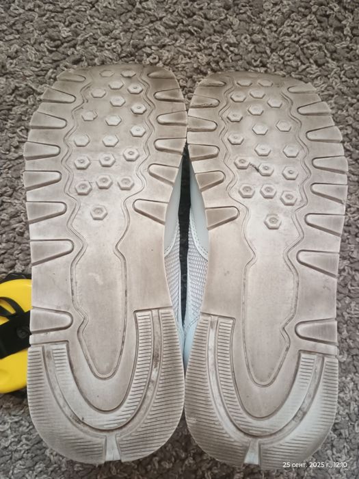 Кроссовки р. (36)