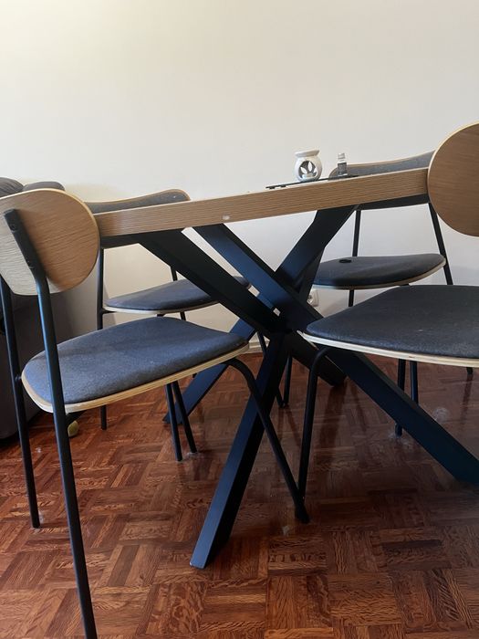 Mesa com 4 cadeiras