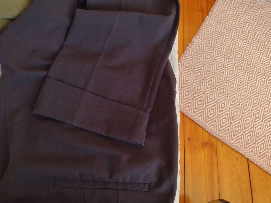 Granatowe eleganckie spodnie Mango 34