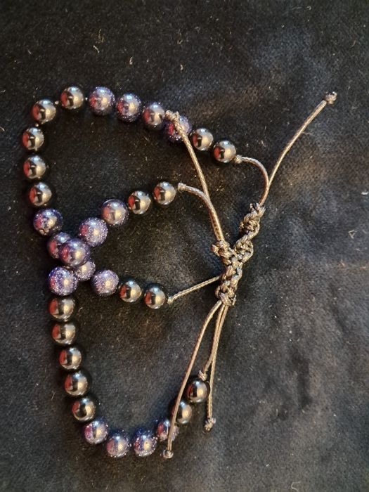 Bransoletka na sznureczku- czarny agat + niebieski piaskowiec.