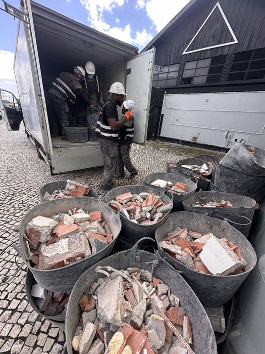 DEMOLIÇÕES E SERVIÇOS
