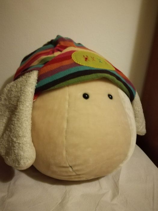 Peluche / puff, ovelha aveludado com carapuço.