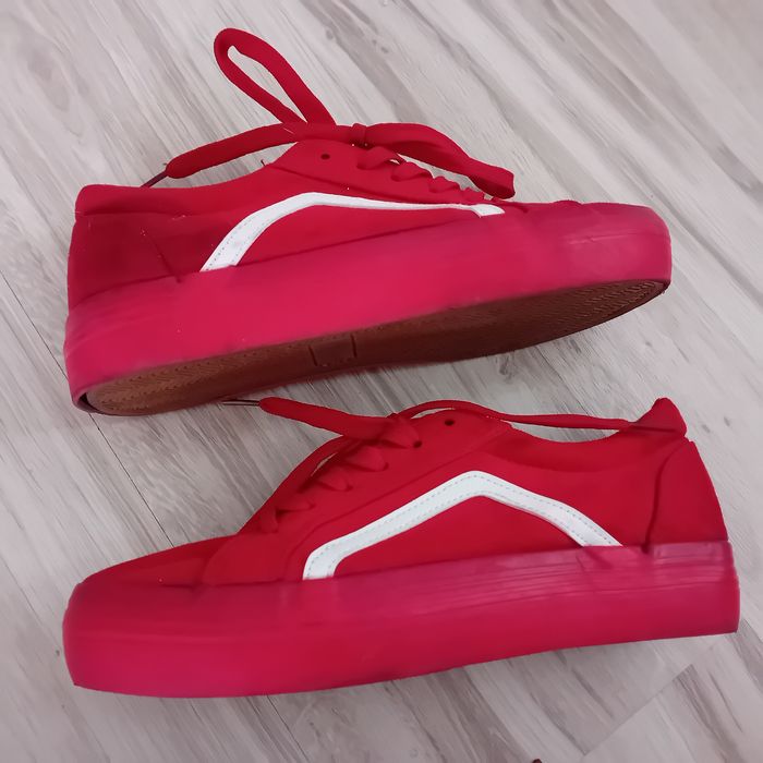 Czerwone zamszowe trampki 39