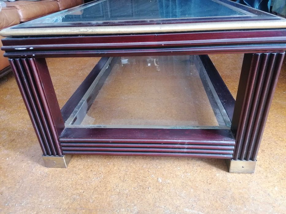 Mesa de centro / coffee table, em madeira maciça, latão e vidro