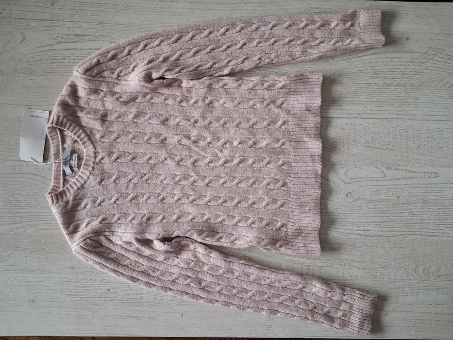 Nowy miły sweter Reserved z wiskozą 30%