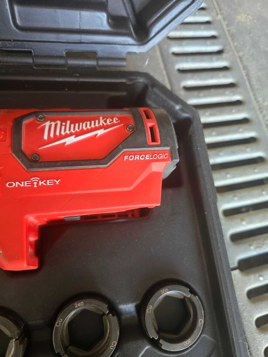 MILWAUKEE Zaciskarka Hydrauliczna do Kabli M18 HCCT-201C 16...