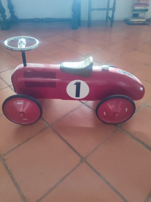 Carro vintage vermelho Vilac