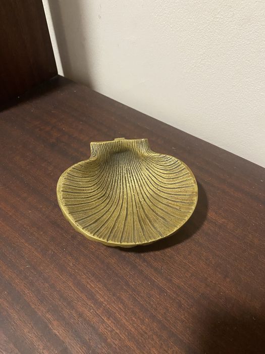 Concha decorativa em metal dourado